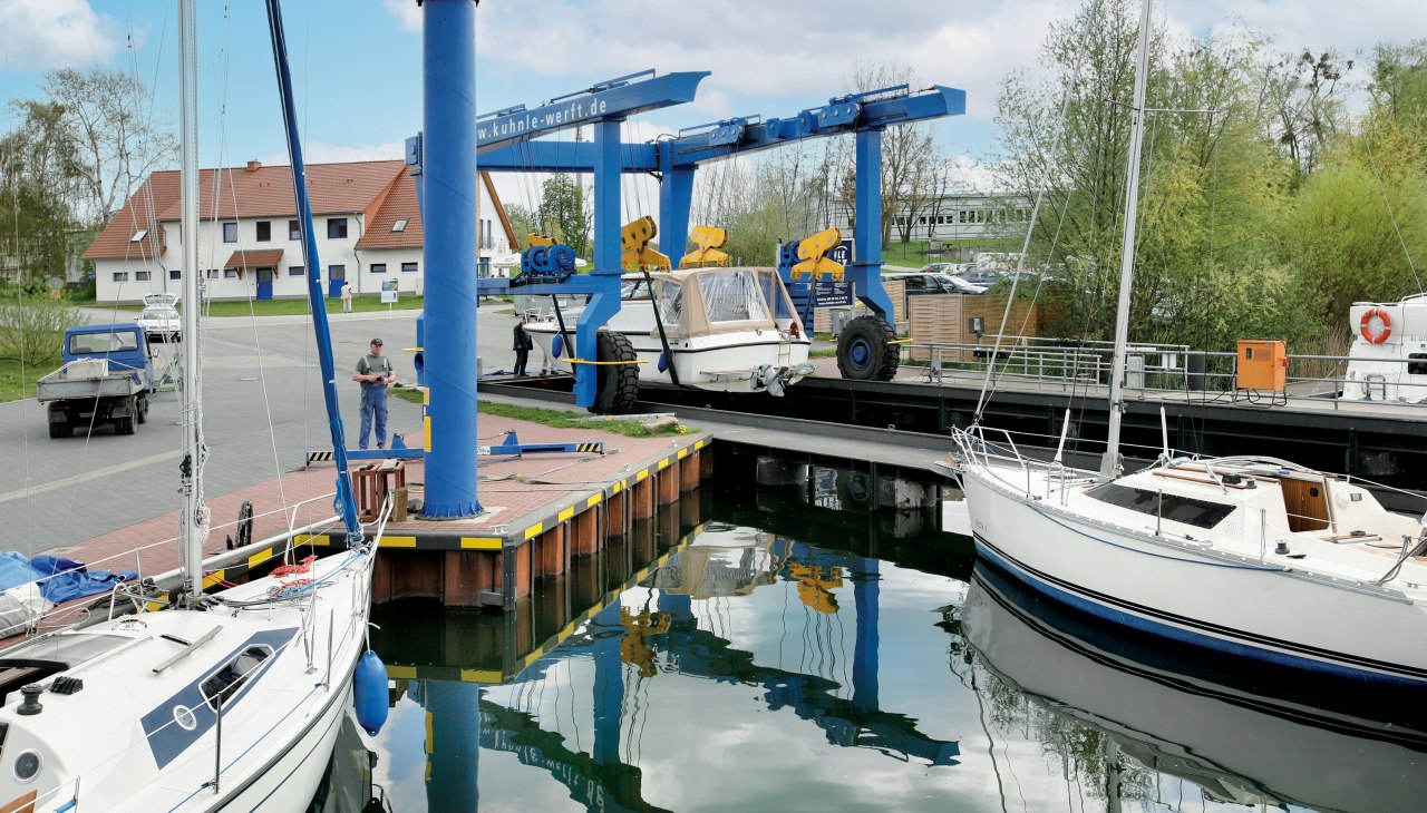 Wir kranen alles: vom Trailerboot bis zum Fahrgastschiff mit 90 Tonnen, © Harald Mertes Wir kranen alles: vom Trailerboot bis zum Fahrgastschiff mit 90 Tonnen, © Harald Mertes