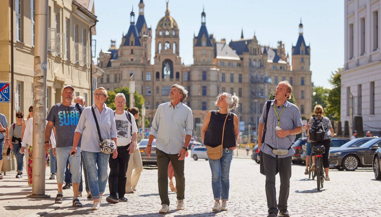 Stadtführung, im Hintergrund das Schweriner Schloss., © Stadtmarketing Schwerin, Oliver Borchert Stadtführung, im Hintergrund das Schweriner Schloss., © Stadtmarketing Schwerin, Oliver Borchert