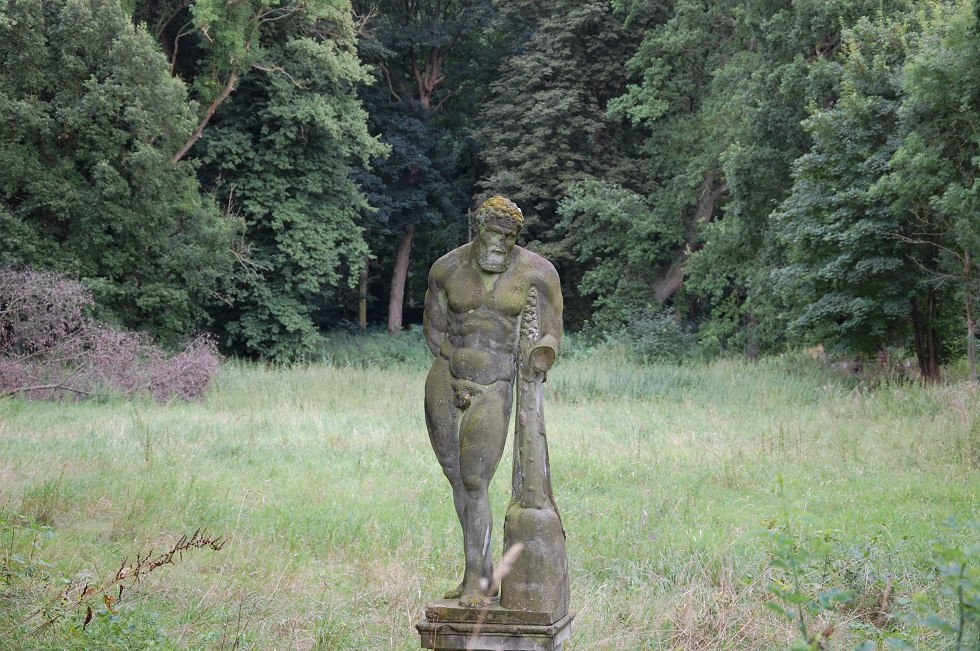 Het zandstenen beeld stelt de god Hercules voor. // © Gabriele Skorupski Het zandstenen beeld stelt de god Hercules voor. // © Gabriele Skorupski