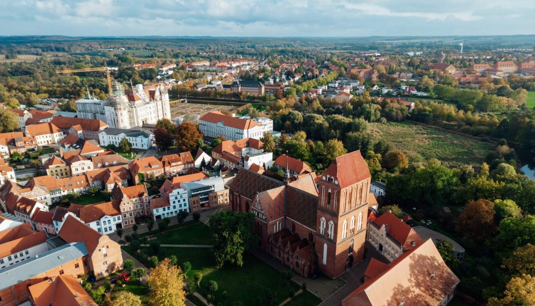 Schloss Güstrow und der Dom aus der Luft - Barlachstadt Güstrow // © MV-T/Petermann Schloss Güstrow und der Dom aus der Luft - Barlachstadt Güstrow