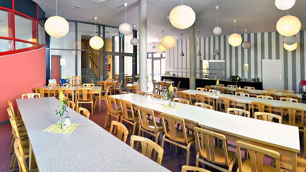 Am Buffet in unserem Speisesaal wird jeder satt // © Ohne Barrieren WuS gGmbH Am Buffet in unserem Speisesaal wird jeder satt // © Ohne Barrieren WuS gGmbH