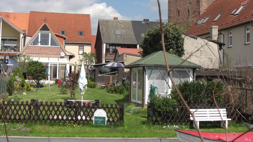 Garten des Mecklenburger Hofs Parchim mit direkter Lage am Elde-Arm, &copy; Mecklenburger Hof Parchim