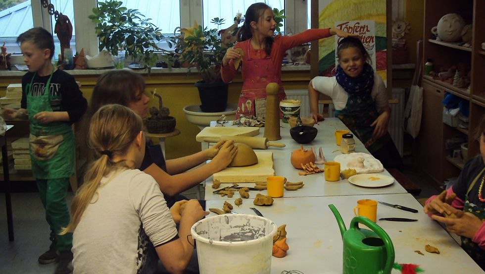 Geschickte Hände, etwas Geduld und schon klappt es mit dem Töpfern - im Töpferkurs ist man immer eifrig dabei, © ASB Freizeithaus " Sausewind"/Frau Kotsch Geschickte Hände, etwas Geduld und schon klappt es mit dem Töpfern - im Töpferkurs ist man immer eifrig dabei, © ASB Freizeithaus " Sausewind"/Frau Kotsch