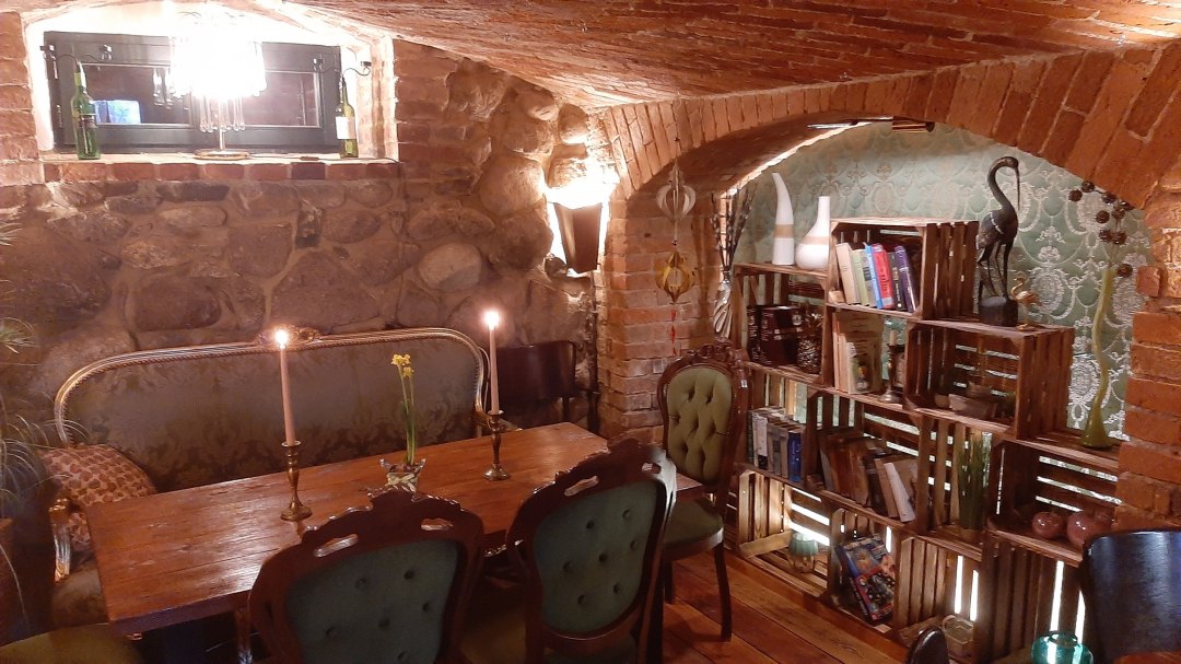 gem&uuml;tliche Sitzecke mit B&uuml;cherregal, &copy; Tina Sch&ouml;nfeld