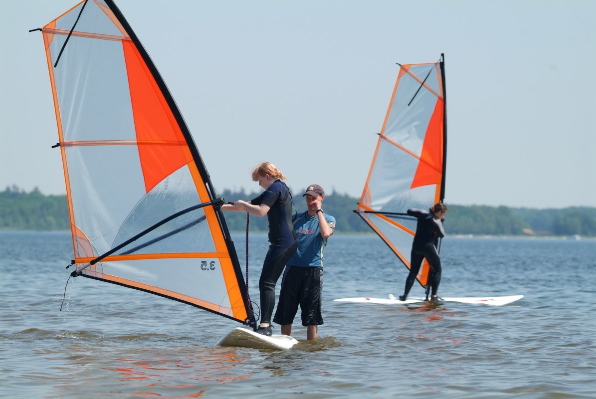 Surfen auf der Dänischen Wieck am Strand Eldena // © Segelschule Greifswald Dieter Knopp Surfen auf der Dänischen Wieck am Strand Eldena // © Segelschule Greifswald Dieter Knopp