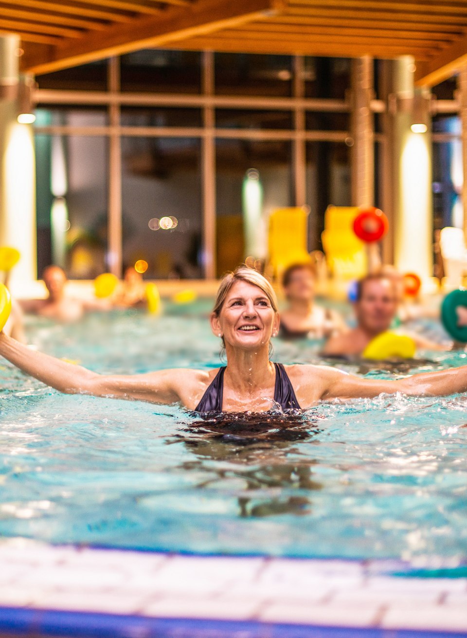 Mehrere Menschen machen Aquagymnastik im Kurzentrum Waren(M&uuml;ritz) im Pool