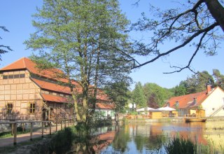 Das M&uuml;hlenensemble: Wasserm&uuml;hle, Wohnhaus, Festsaal // &copy; Vincent Leifer