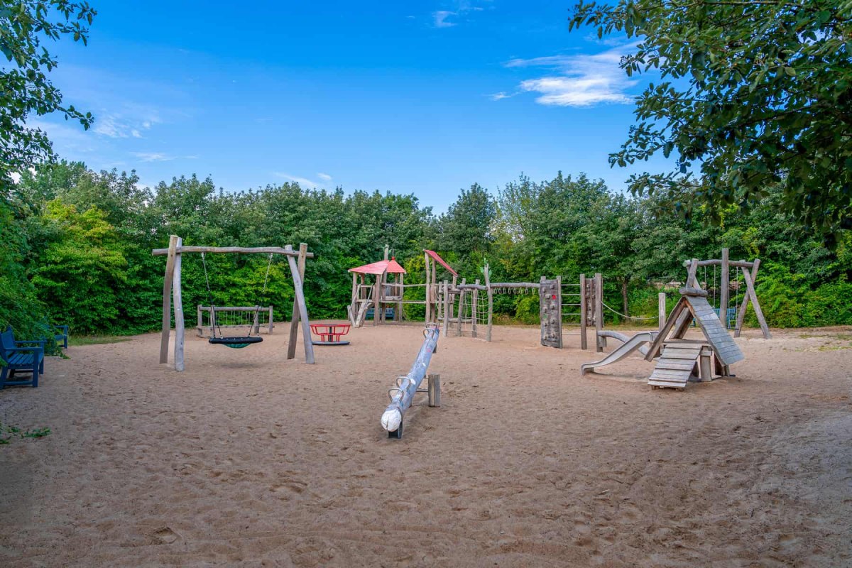 Blick auf den Spielplatz in der Ortsmitte von Ahrenshoop mit Kletter- und Schaukelmöglichkeiten. // © Maik Pixelino Blick auf den Spielplatz in der Ortsmitte von Ahrenshoop mit Kletter- und Schaukelmöglichkeiten. // © Maik Pixelino