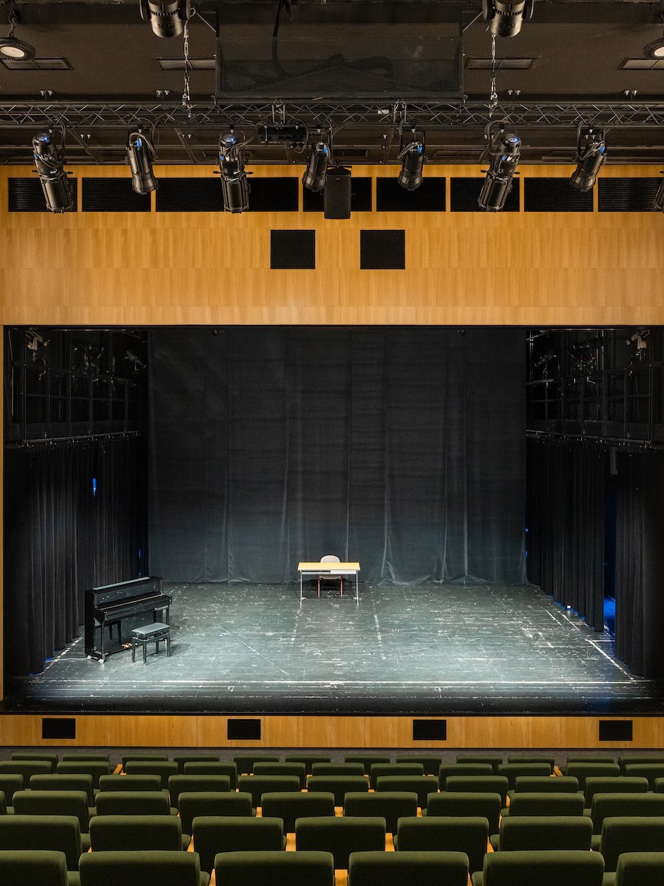 Theatersaal der Kulturm&uuml;hle in Parchim - Ein moderner Theatersaal mit leeren Sitzen und einer schlichten B&uuml;hne.