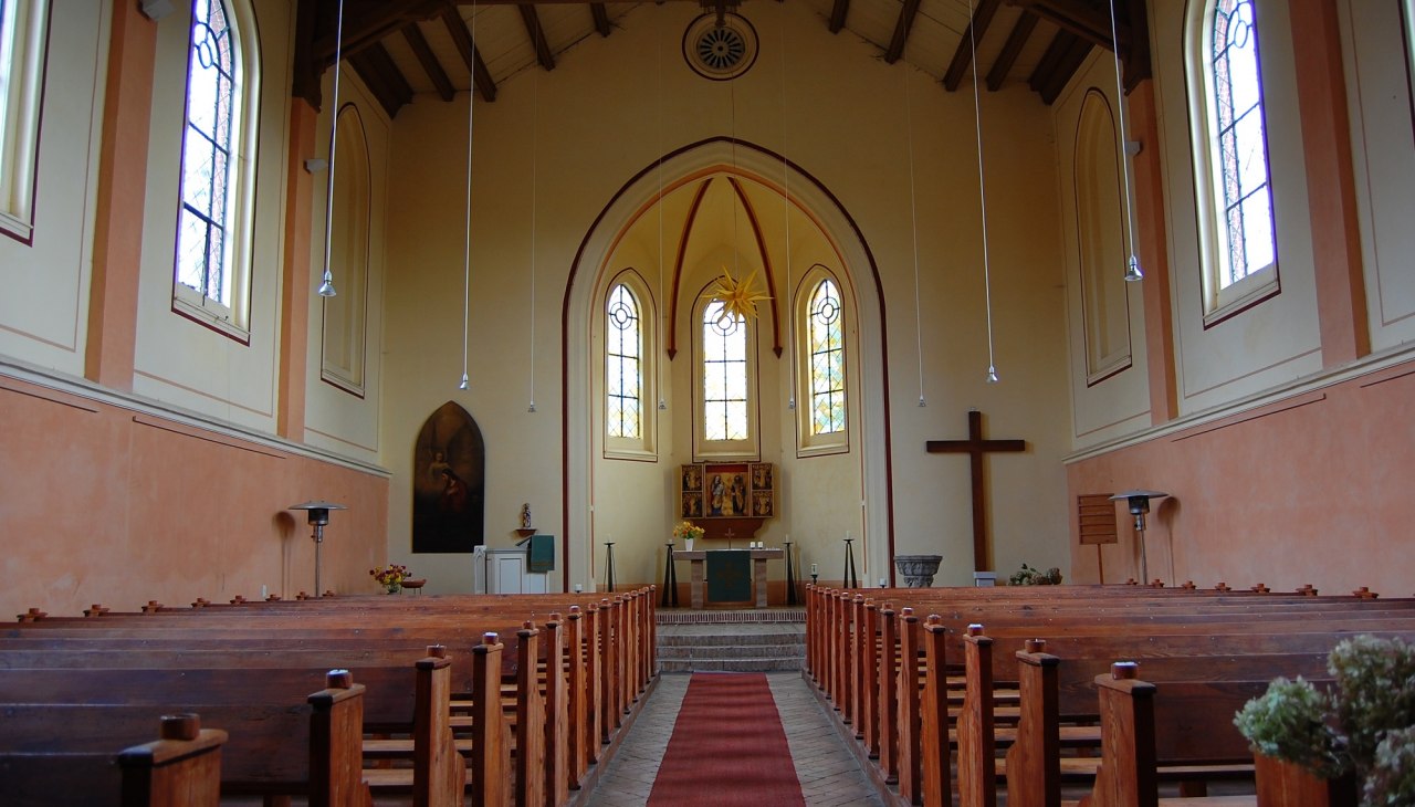 Blick in Richtung des Altarraums der Plater Kirche, © Foto: Karl-Georg Haustein