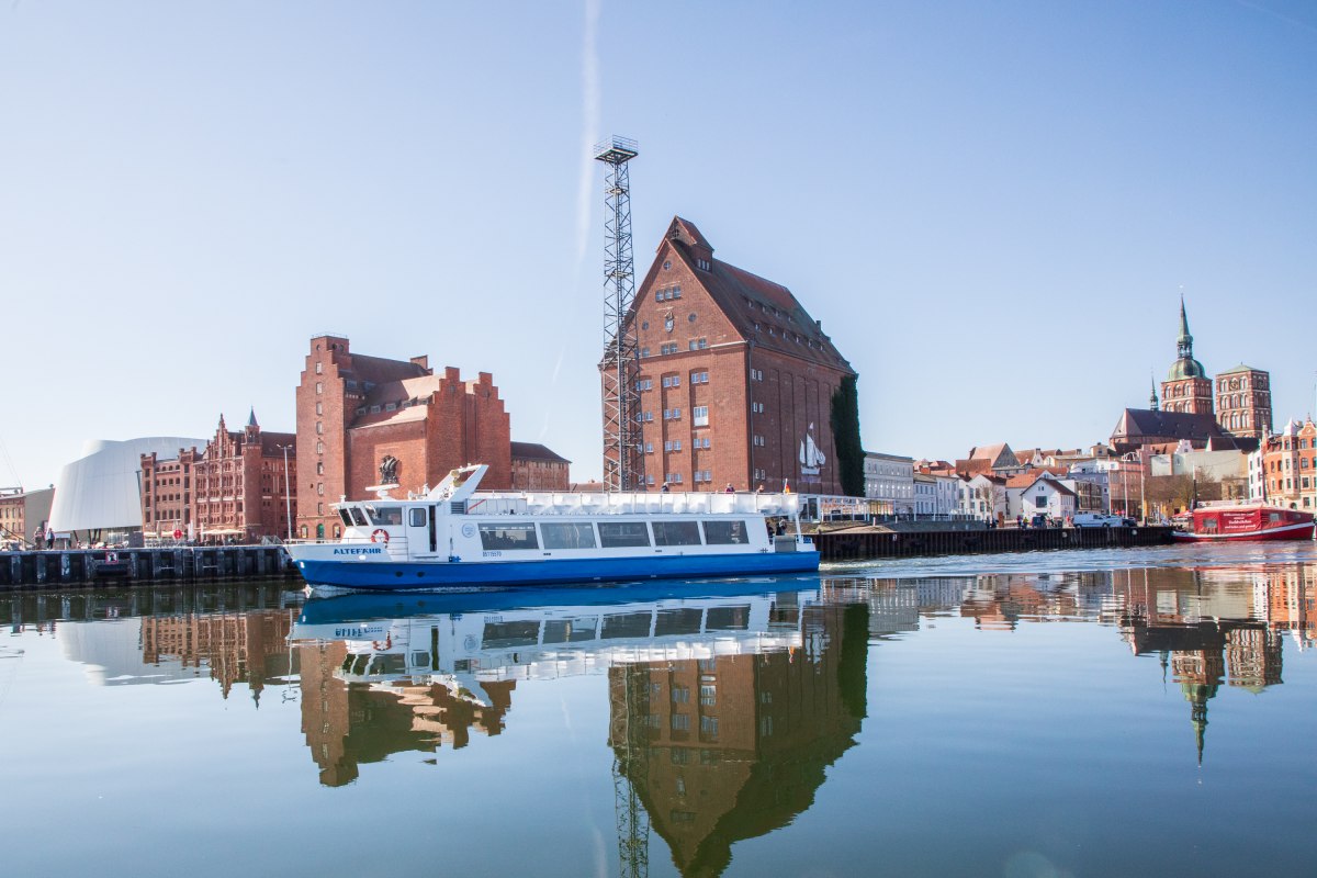 Havenrondvaart Stralsund met het passagiersschip "Altef&auml;hr". // &copy; Wei&szlig;e Flotte GmbH