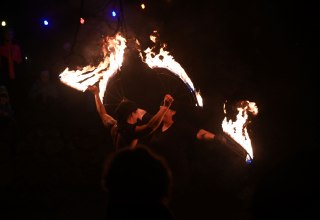 Feuershow der Gruppe Drachenfeuer auf dem Platz vor dem Pfarrhaus, © Förderkreis Kirche Damshagen/Sabrina Lampe Feuershow der Gruppe Drachenfeuer auf dem Platz vor dem Pfarrhaus, © Förderkreis Kirche Damshagen/Sabrina Lampe