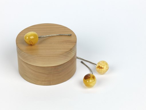 Anne Lengnink, KirschenObjekt aus der Installation &bdquo;Die Schimmernden Steine&ldquo; Bernstein, Silber // &copy; A. Wippermann