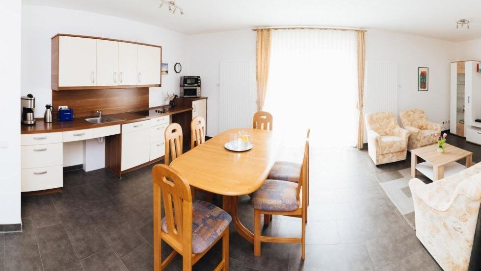 Die unterfahrbare K&uuml;chenzeile kann gut von Menschen mit Rollstuhl genutzt werden., &copy; S. Dr&ouml;se/Patrick Lipke