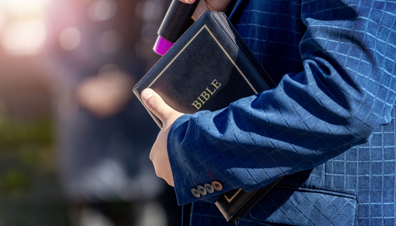 Ein Mann h&auml;lt eine Bibel in der Hand., &copy; AdobeStock