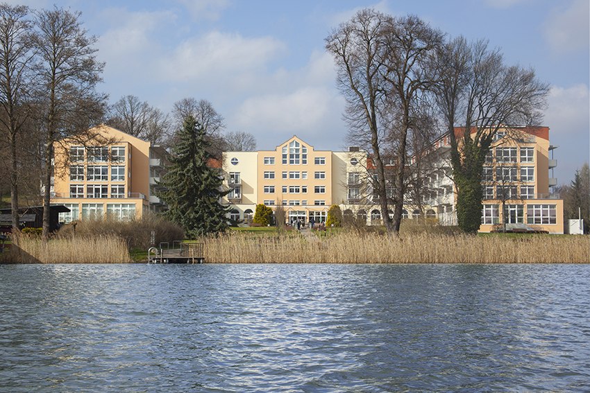 Frontansicht der "Klinik am Haussee", &copy; Klinik am Haussee