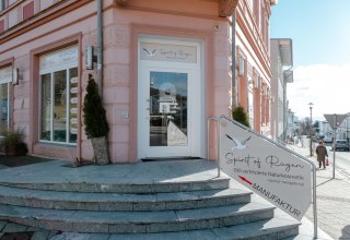 Eingang Ecke Hauptstraße -Hafenstraße // © Spirit of Rügen GmbH Eingang Ecke Hauptstraße -Hafenstraße // © Spirit of Rügen GmbH
