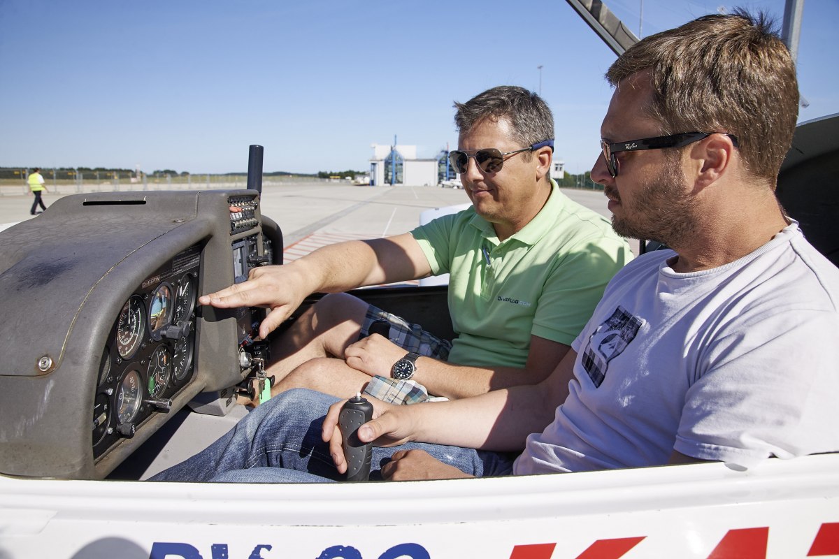 Praktische Einweisung "Pilot für einen Tag" durch den Fluglehrer am Flughafen Rostock-Laage kurz vor dem Start. // © ostseeflug.com Praktische Einweisung "Pilot für einen Tag" durch den Fluglehrer am Flughafen Rostock-Laage kurz vor dem Start. // © ostseeflug.com