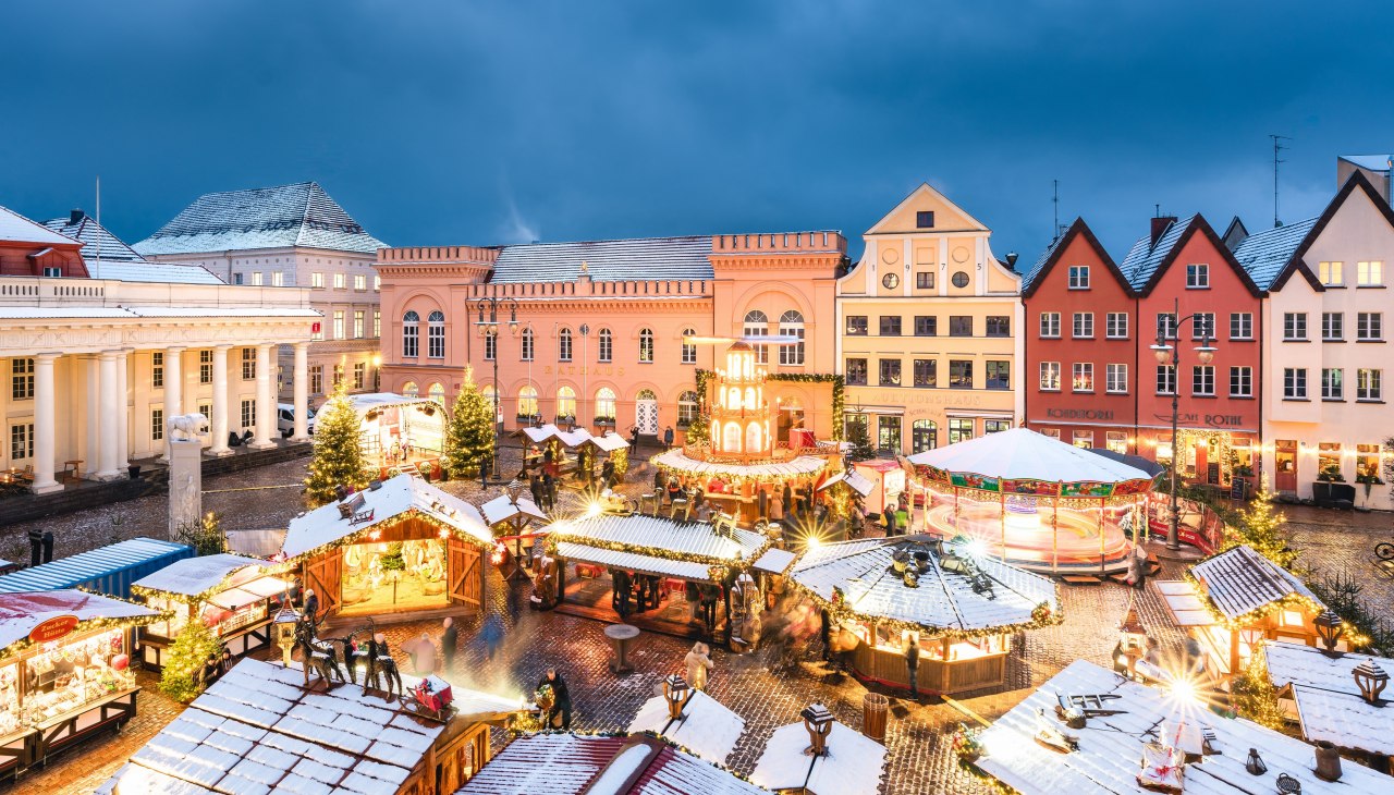 Weihnachtsmarkt Schwerin, Marktplatz, &copy; TMV/Gross