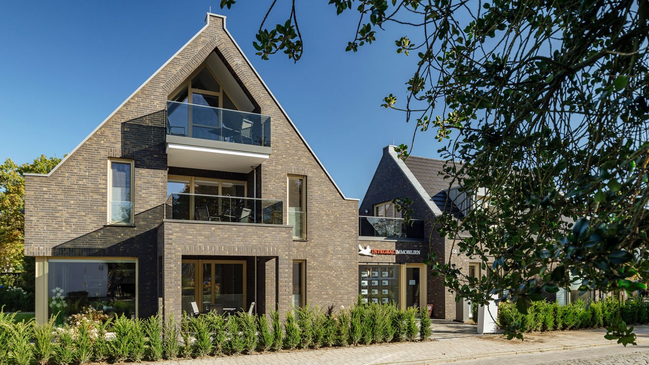 Ansicht der Balkone Schietb&uuml;del, Boddenschnacker und der Terrasse der Wohnung Pinschieter // &copy; Integral Immobilien