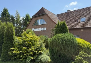 Frontansicht der Pension // © © 2026 WBS Immobilienservice GmbH Frontansicht der Pension // © © 2026 WBS Immobilienservice GmbH