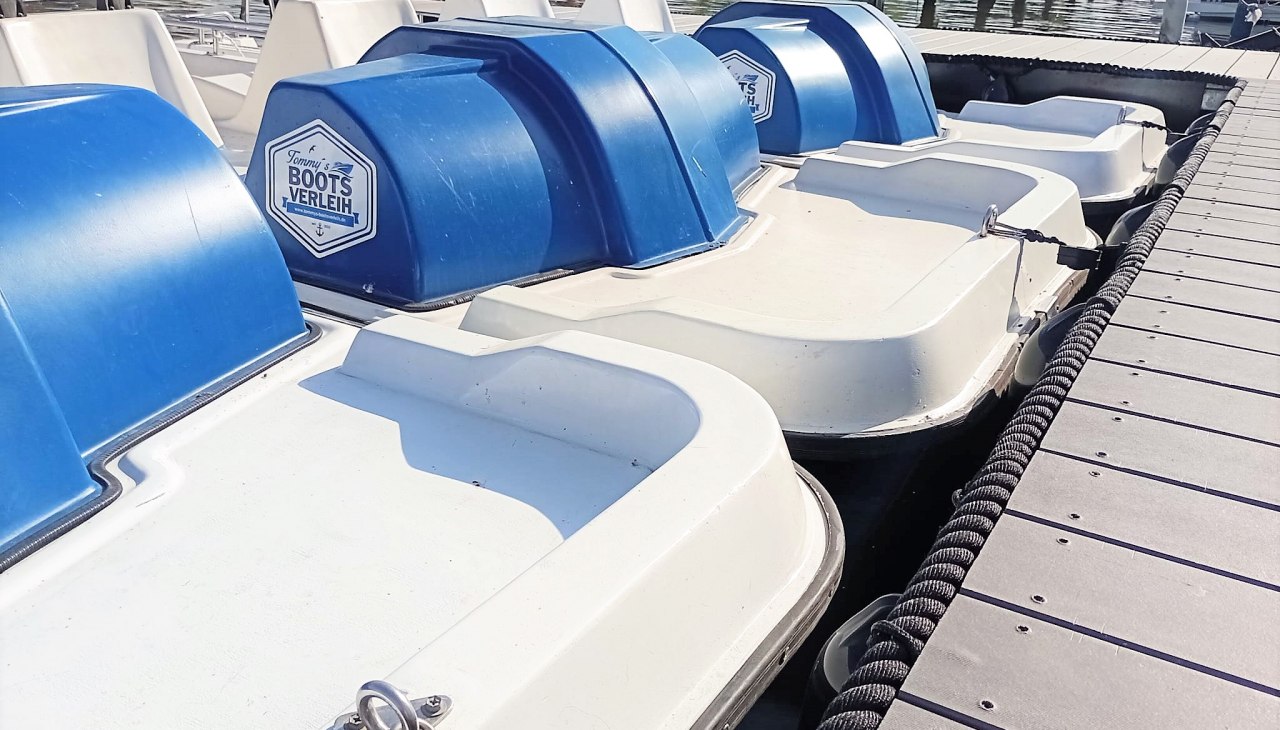 Tretboot I wahlweise mit 4 oder 5 Sitzplätze I mit Badeleiter, © Tommy´s Bootsverleih Tretboot I wahlweise mit 4 oder 5 Sitzplätze I mit Badeleiter, © Tommy´s Bootsverleih