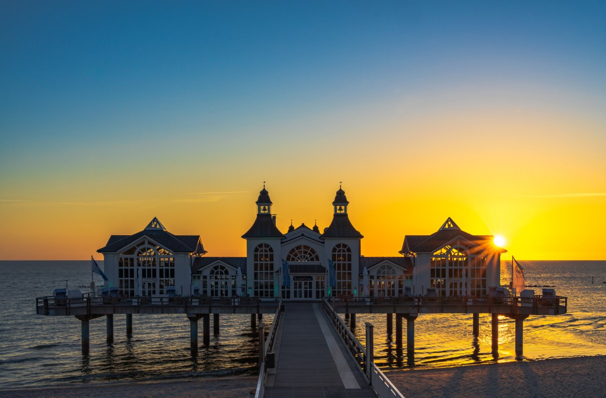 Die ber&uuml;hmte Selliner Seebr&uuml;cke ist ganzj&auml;hriges Touristen-Highlight auf R&uuml;gen. Sie befindet sich in unmittelbarer N&auml;he vom Park Hotel Sellin. // &copy; Celina H&auml;fker/ Shunjit D&acute;Costa