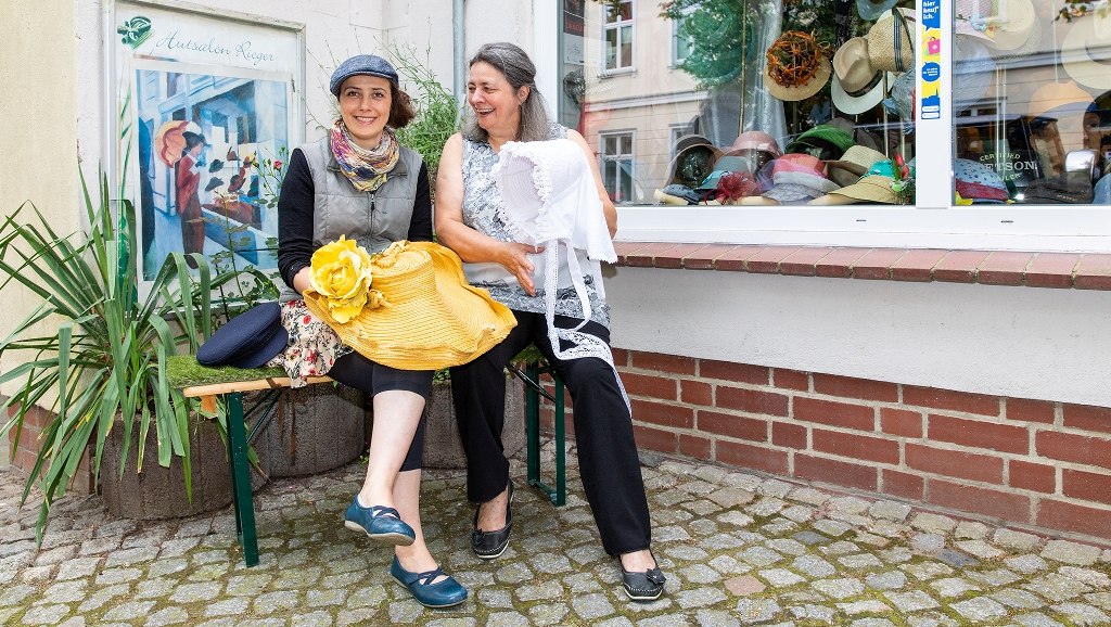 Genoveva und Marie-Antoinett Rieger vor ihrem Geschäft, © MV Foto e.V. Fotograf: Dieter Schäfer Genoveva und Marie-Antoinett Rieger vor ihrem Geschäft, © MV Foto e.V. Fotograf: Dieter Schäfer