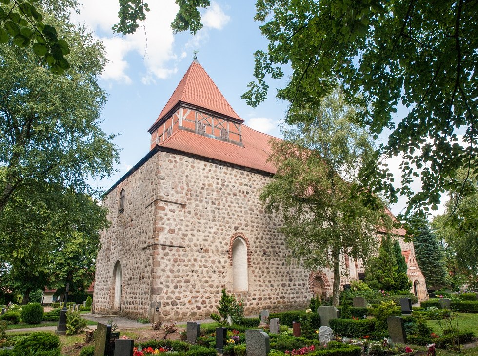 Dorfkirche Sanitz mit Friedhof, © Frank Burger Dorfkirche Sanitz mit Friedhof, © Frank Burger