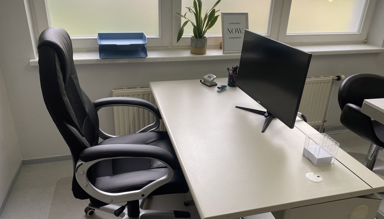 Ein Arbeitsplatz für die fixe Buchung mit Monitor und Anschlussmöglichkeiten für einen Laptop., © SG GmbH Ein Arbeitsplatz für die fixe Buchung mit Monitor und Anschlussmöglichkeiten für einen Laptop., © SG GmbH