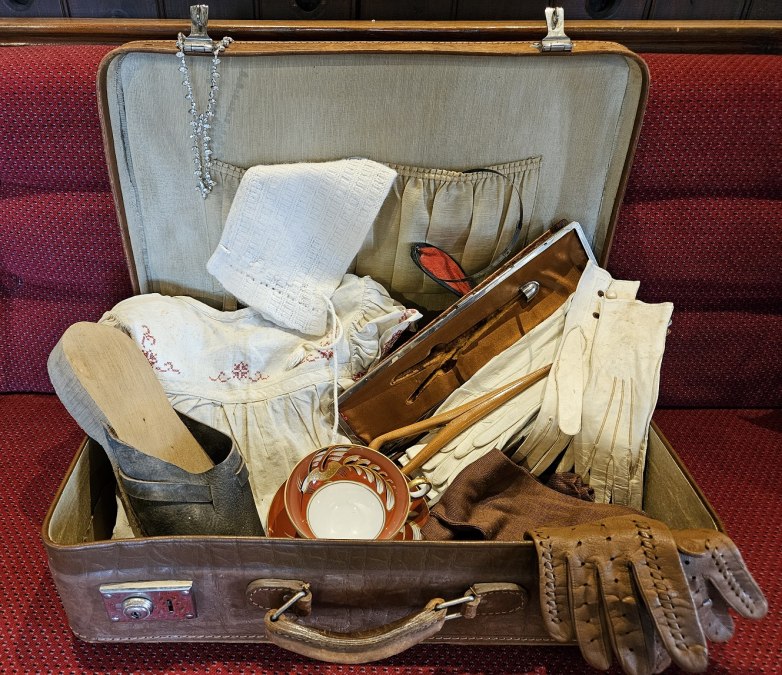 Geöffneter Museumskoffer mit einem Sammelsurium an Exponaten., © Stadt- und Bädermuseum Bad Doberan