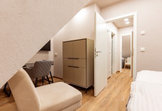 Im Obergeschoss des Red Kite Resorts befinden sich zwei komfortabel eingerichtete Schlafzimmer. // &copy; Red Kite Resort