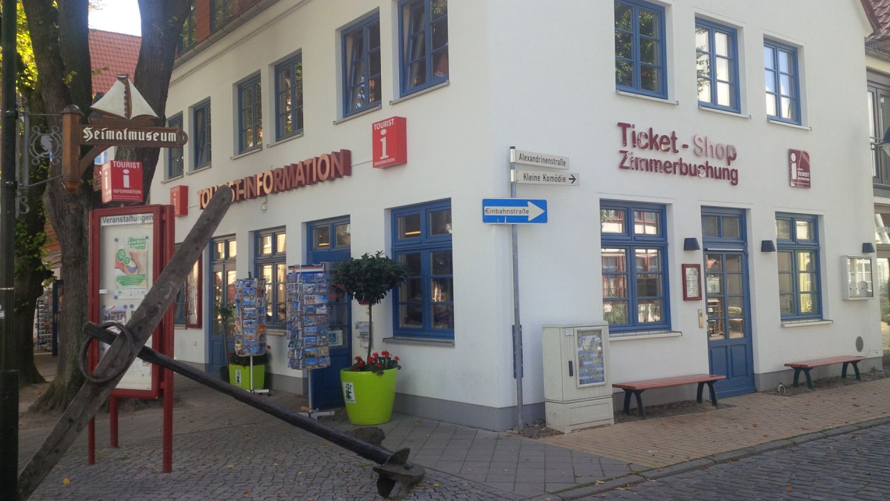 Buitenaanzicht van het Warnem&uuml;nde Tourist Information Centre // &copy; TZRW