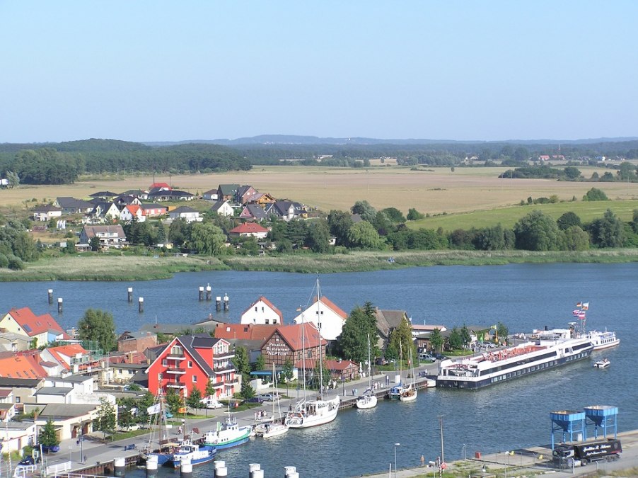 Ein Kreuzfahrtschiff und mehrer Yachten haben im Wolgaster Sadthafen festgemacht., © Baltzer