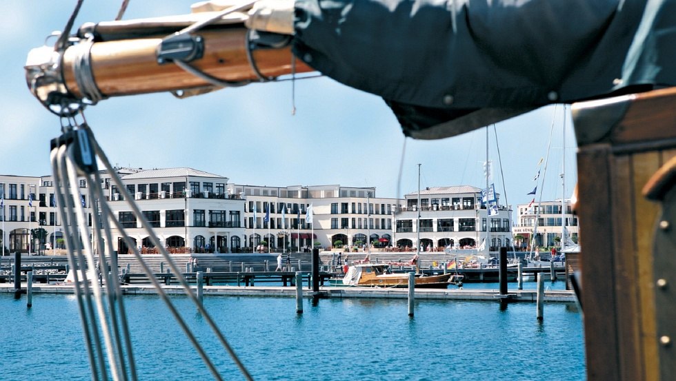 Die Yachthafenresidenz Hohe D&uuml;ne vom Hafen aus // &copy; Yachthafenresidenz Hohe D&uuml;ne, www.hohe-duene.de