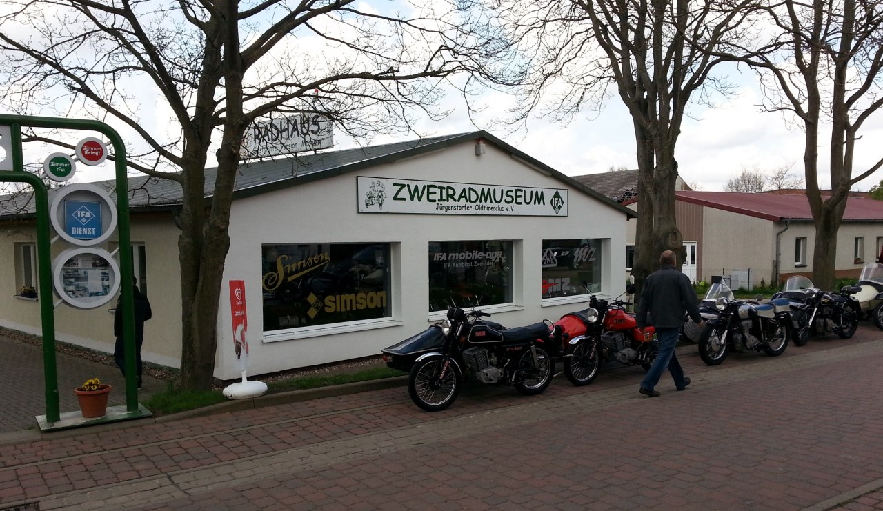 Welkom bij het Zweiradmuseum M-V // © Jürgenstorfer Oldtimerclub e.V. Welkom bij het Zweiradmuseum M-V // © Jürgenstorfer Oldtimerclub e.V.