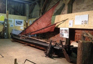 Nachbau eines Einbaums in der Abteilung "Geschichte der Werkzeuge" // &copy; H.Koch / Dorf Museum Lohmen