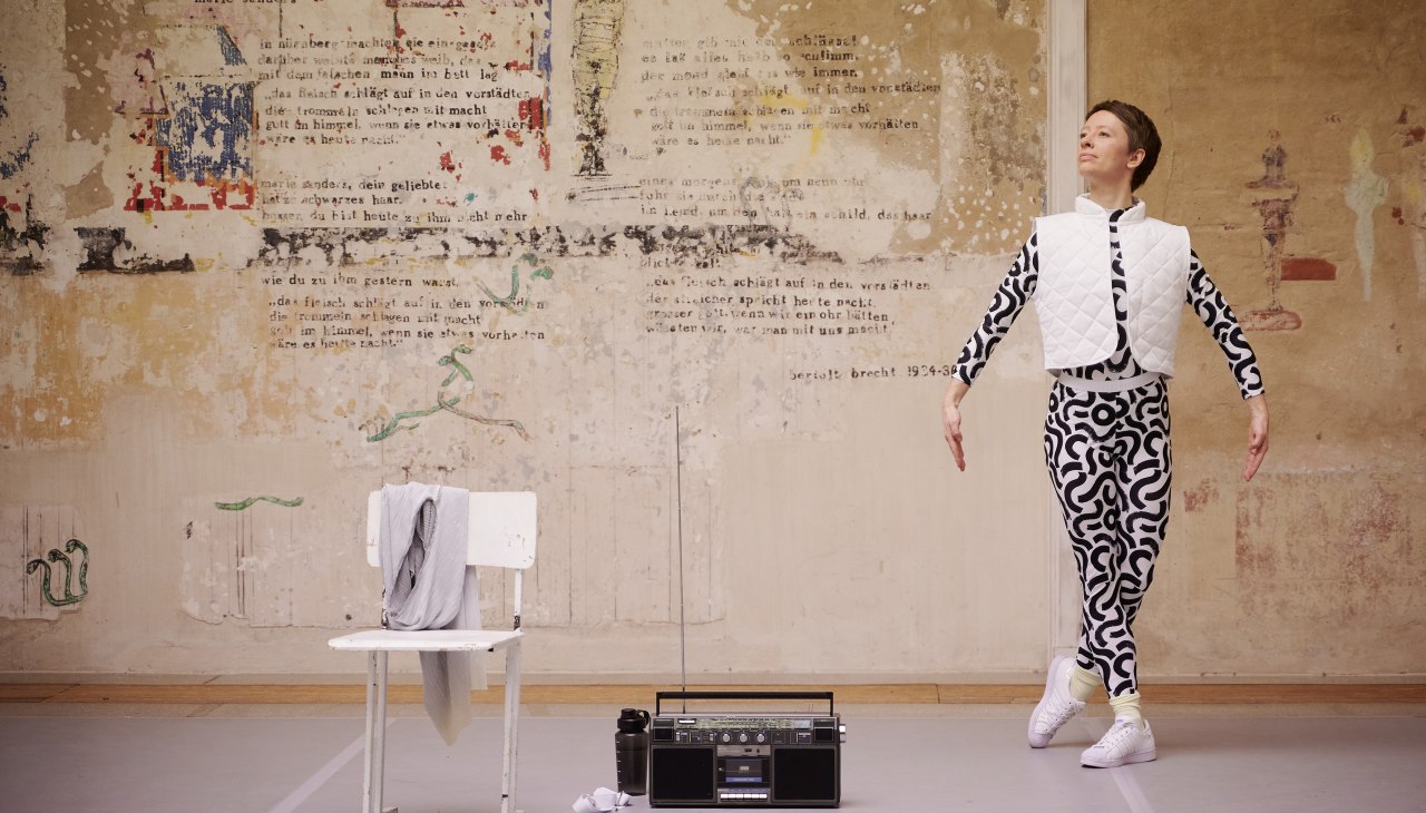 T&auml;nzerin vor heller Wand - Stuhl - Radio, &copy; Stephan Floss