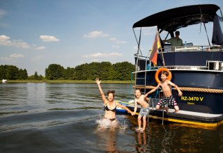 Spa&szlig; f&uuml;r die ganze Familie mit der "schwimmenden Ferienwohnung" // &copy; M&uuml;ritz Yacht Management