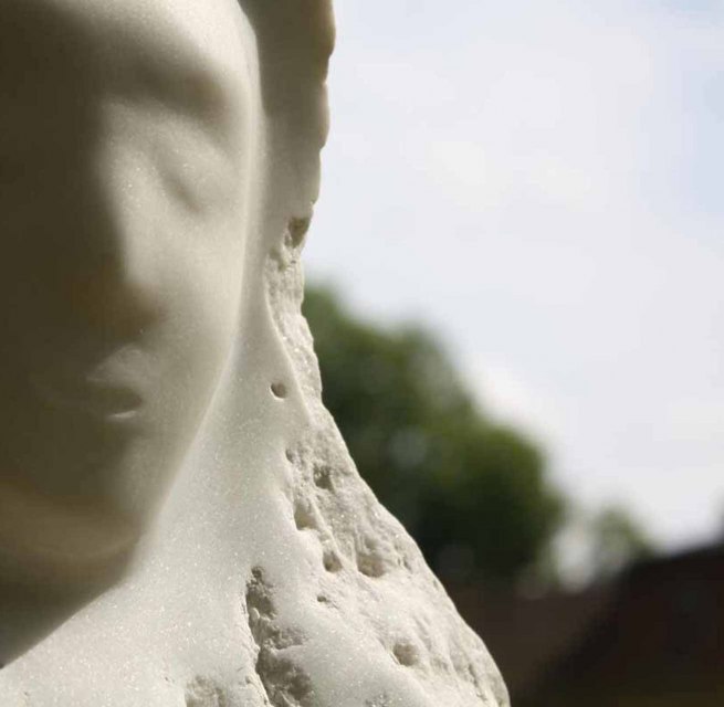 Anne-Katrin Altwein: Allonge. Marmor. Atelier ARQUOIA Ausstellung und Skulpturengarten in Ivenack // © Foto: Raphael Wolf Anne-Katrin Altwein: Allonge. Marmor. Atelier ARQUOIA Ausstellung und Skulpturengarten in Ivenack // © Foto: Raphael Wolf