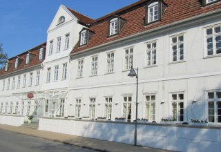Mit viel Geschichte zentral in Bad Doberan gelegen // &copy; Hotel Friedrich-Franz-Palais