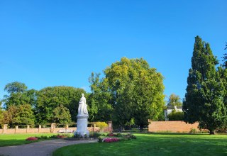 Blick in den Schlossgarten Schwerin auf das Alexandrinendenkmal und das Grünhaus, © Tourismusverband Mecklenburg-Schwerin