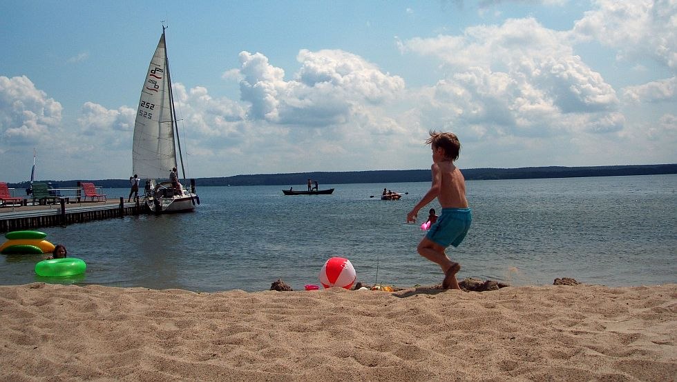 Badestrand mit Buddelsand und Seebr&uuml;cke // &copy; Timo Weisbrich