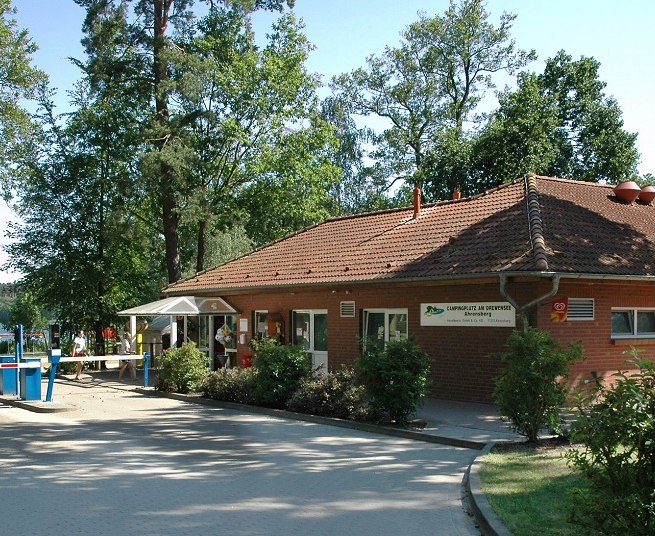 Willkommen am Drewensee! Im Rezeptionsgeb&auml;ude finden Sie auch einen kleinen Shop sowie die sanit&auml;ren Anlagen. // &copy; Haveltourist