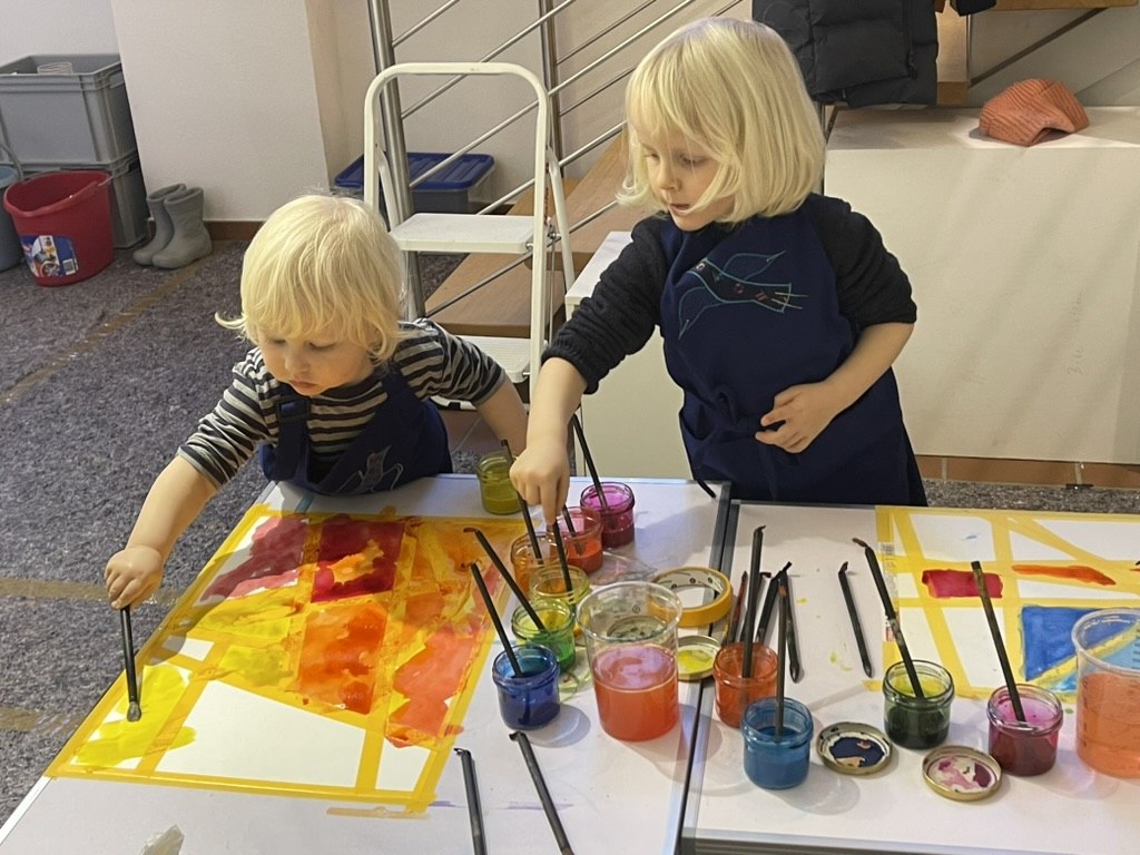 Kinder beim Malen mit Aquarellfarbe // © Ute Laux Kinder beim Malen mit Aquarellfarbe // © Ute Laux