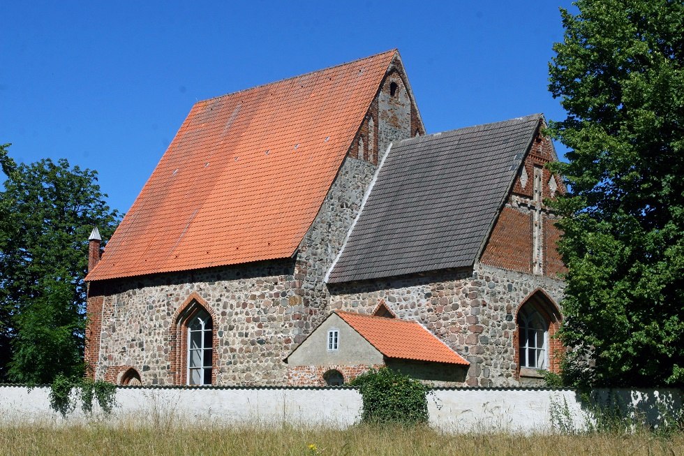 Außenansicht der Kirche Stoltenhagen, © Sabrina Wittkopf-Schade Außenansicht der Kirche Stoltenhagen, © Sabrina Wittkopf-Schade
