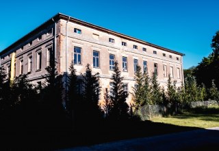 Buitenaanzicht van landhuis Rossin // © Verein Schlösser und Herrenhäuser MV / Lars Schoenherr Buitenaanzicht van landhuis Rossin // © Verein Schlösser und Herrenhäuser MV / Lars Schoenherr