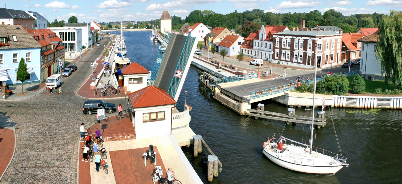 Hafen Seebad Ueckerm&uuml;nde mit ge&ouml;ffneter Klappbr&uuml;cke &uuml;ber den Fluss Uecker // &copy; Stadt Seebad Ueckerm&uuml;nde