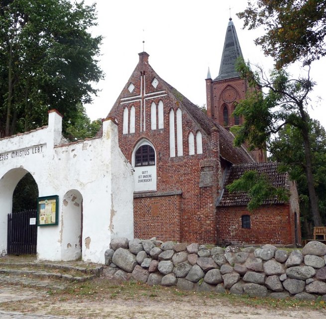 Kirche mit Eingangsportal, © Sabrina Wittkopf-Schade