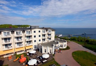 Hotelansicht mit Blick auf&acute;s Meer // &copy; Jochen Tack, Hotel Bernstein